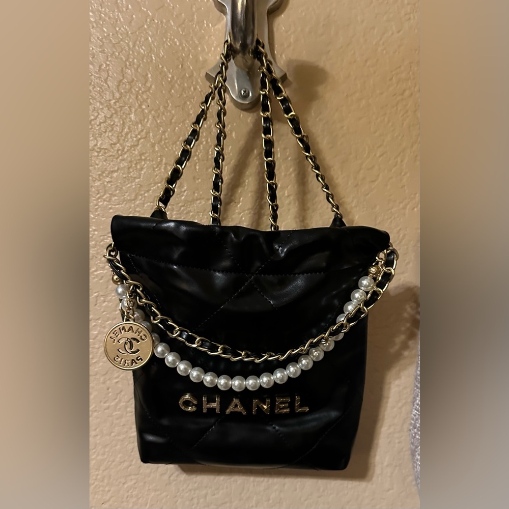 CC Black leather Shoulder Bag with Gold Chain